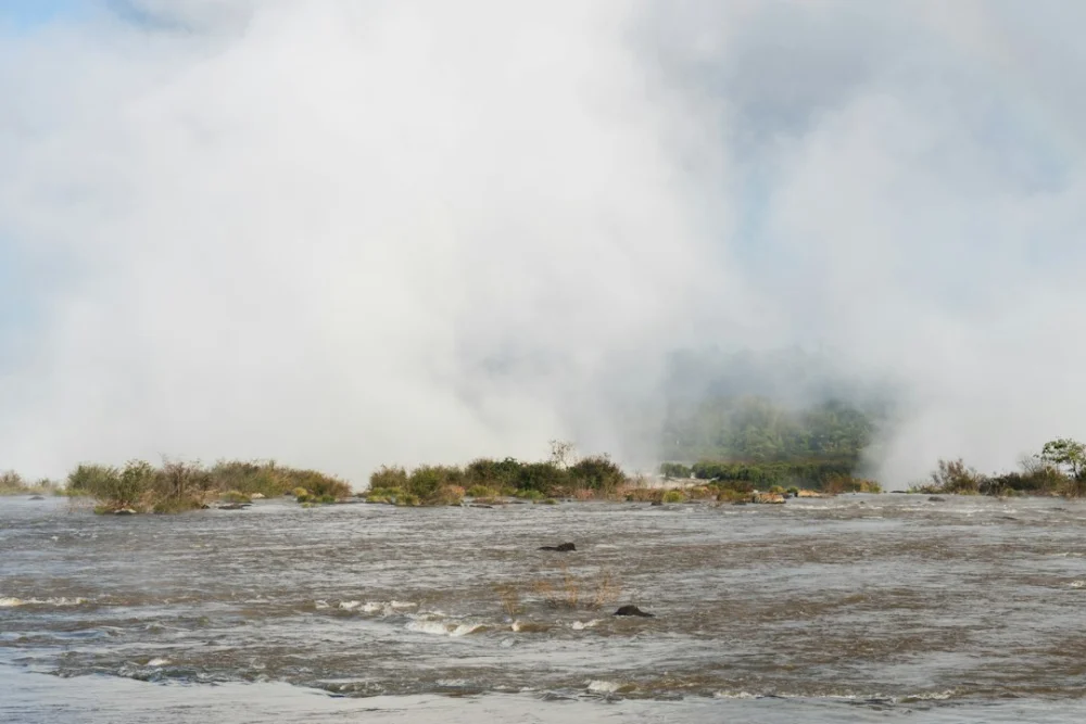 Cheia do Rio Iguaçu restringe visitas às cataratas no Brasil e na Argentina