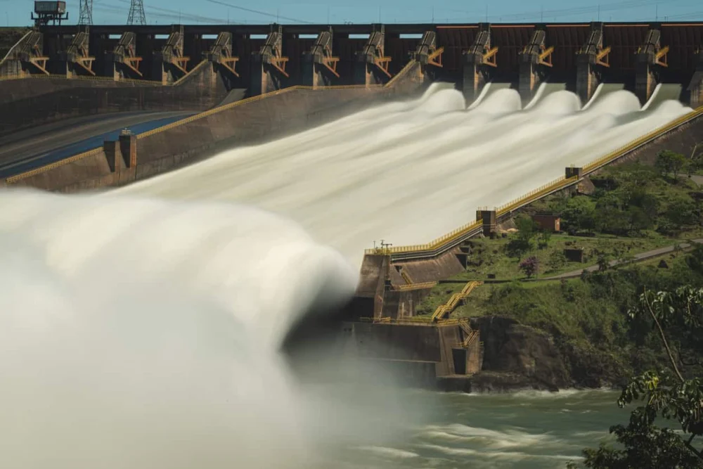 Cheia do rio Paraná ameaça áreas próximas à usina de Itaipu hoje