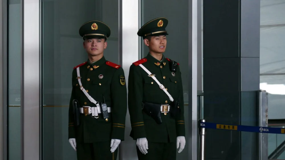 China desenvolve robô guarda-costas com habilidades de kung fu e força surpreendente