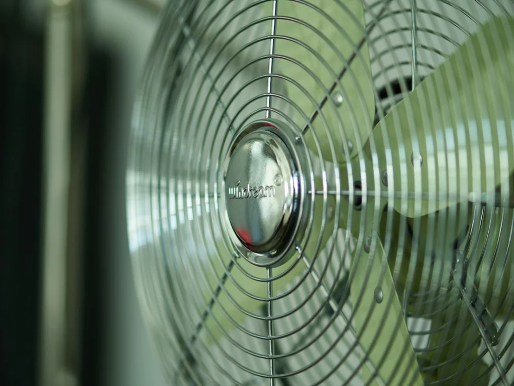 Como limpar as pás do ventilador de teto usando uma fronha