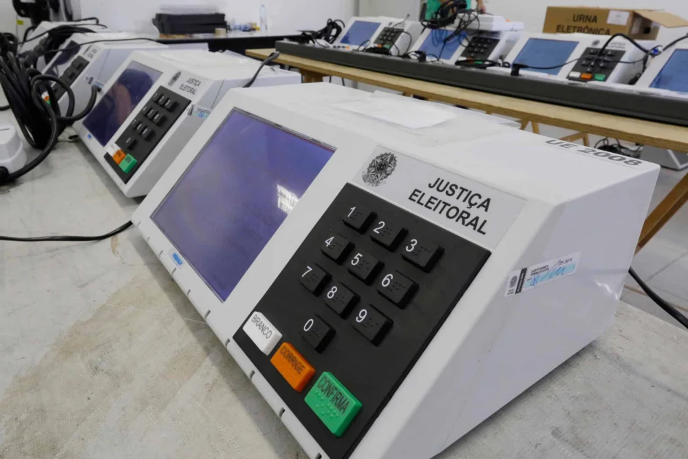 Como mais de 560 mil urnas chegam aos locais de votação em 2026?