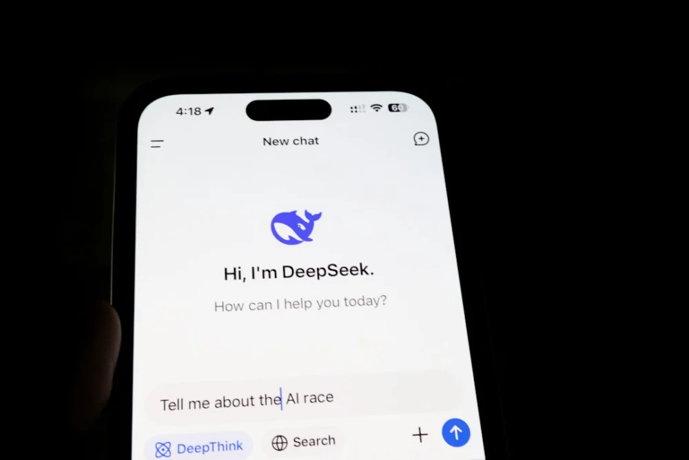 DeepSeek mostrou uma estratégia que está ganhando força: ter um modelo enorme sem ativá-lo por inteiro