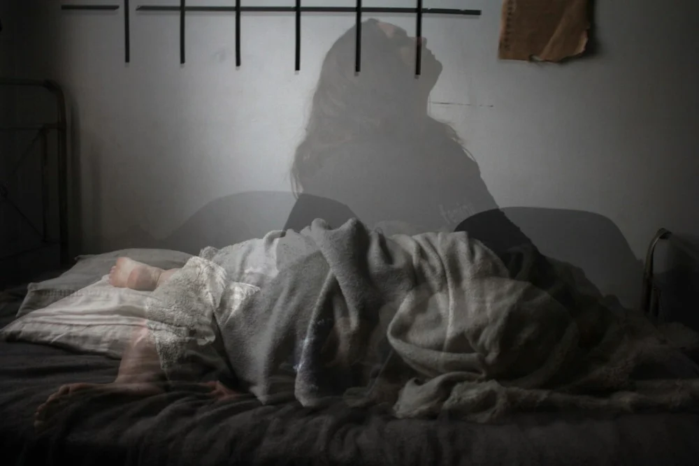 Dormir com a luz acesa pode revelar algo sobre suas emoções e afetar sua saúde, diz a ciência