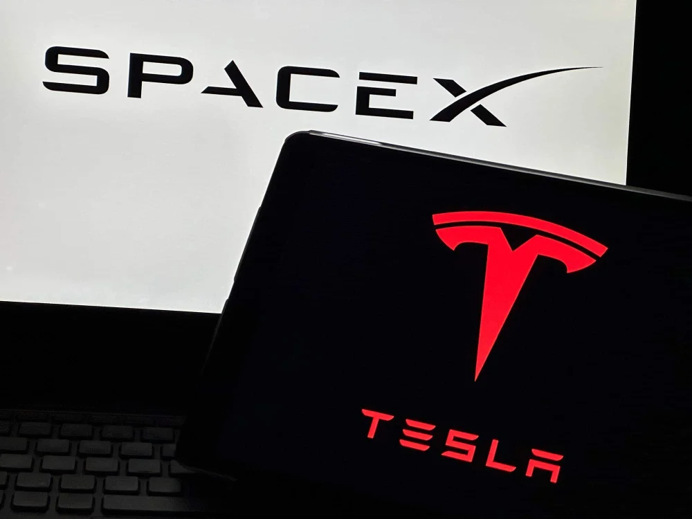 Elon Musk estuda fusão entre Tesla e SpaceX; negócio pode criar gigante de R$ 19,4 trilhões