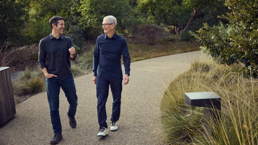 Em nova entrevista, Tim Cook diz não interferir na atuação de John Ternus