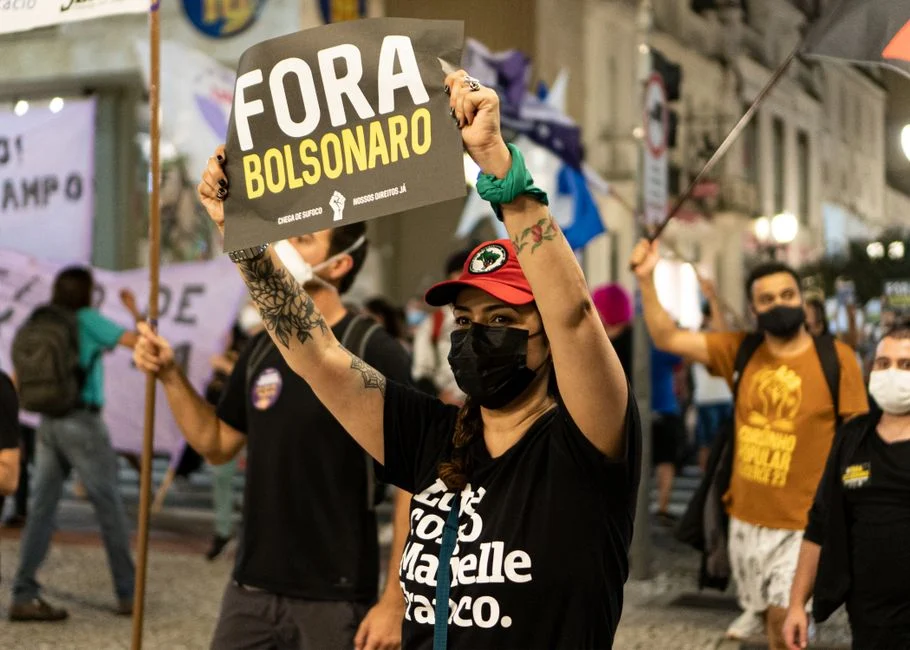 Flávio Bolsonaro chega aos Estados Unidos após derrota para Lula e descumprimento de ordem do STF