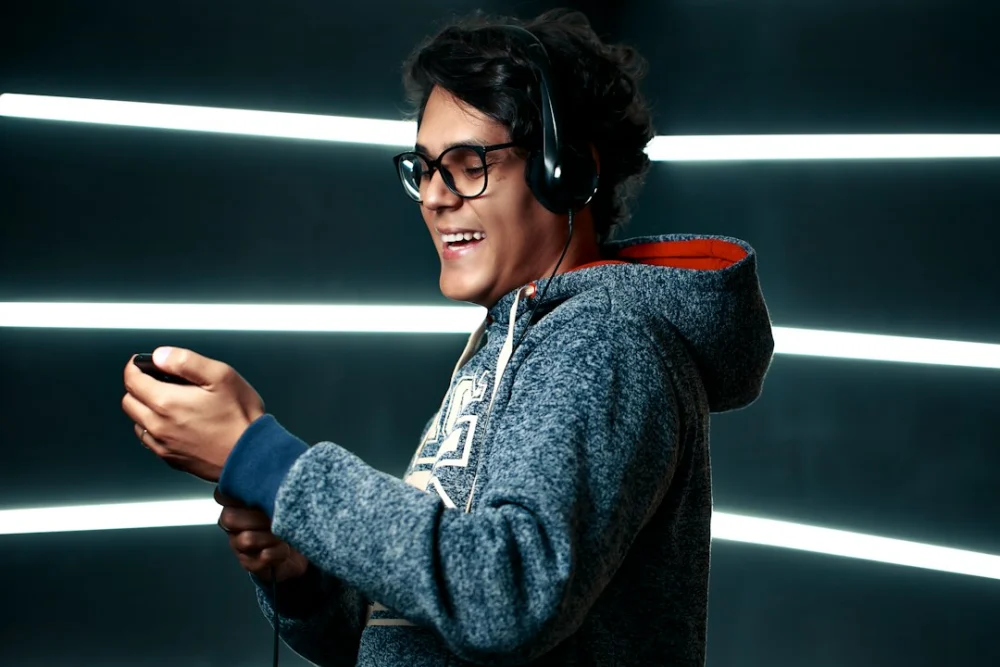 Fones com fio voltam à moda — e a nostalgia explica apenas parte disso