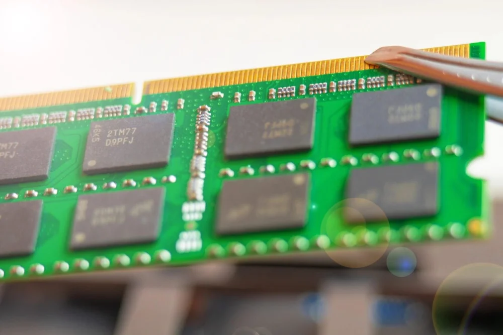 Fornecedora da Apple prevê que crise no mercado de memórias durará até 2030