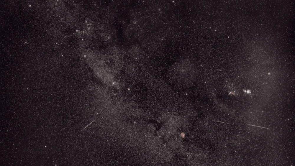 Foto impressionante registra meteoros do cometa Halley cruzando céu estrelado