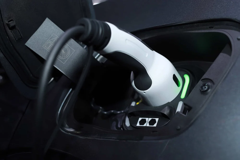 Gasolina cara leva brasileiros a considerar carros elétricos