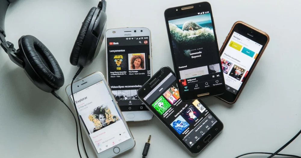 Homem é condenado nos EUA por fraude com músicas de IA no streaming