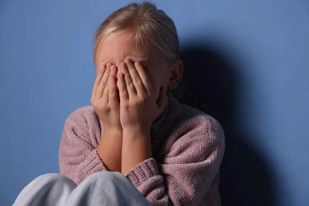 Imagens de abuso infantil geradas por IA crescem 40% em 2026