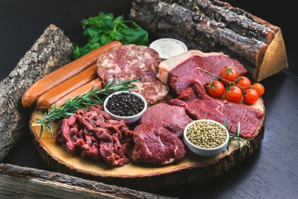 Influenciadores estão comendo carne crua para melhorar a saúde, mas a ciência faz um alerta preocupante