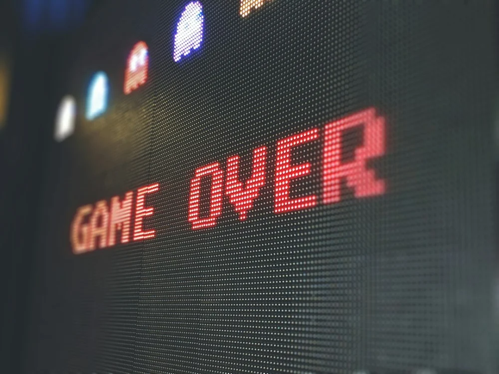 Jogar videogame depois dos 30 é sinal de imaturidade? A psicologia revela algo que muita gente ignora