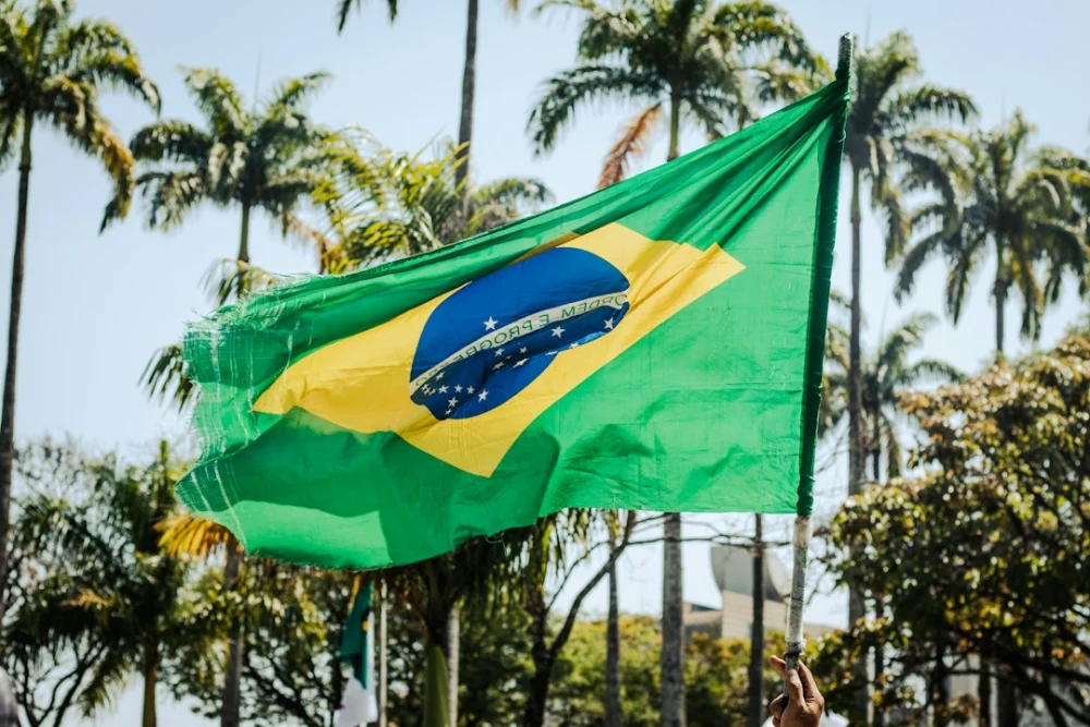 Lula e Flávio Bolsonaro chegam à reta final em empate técnico: o que mostram as pesquisas