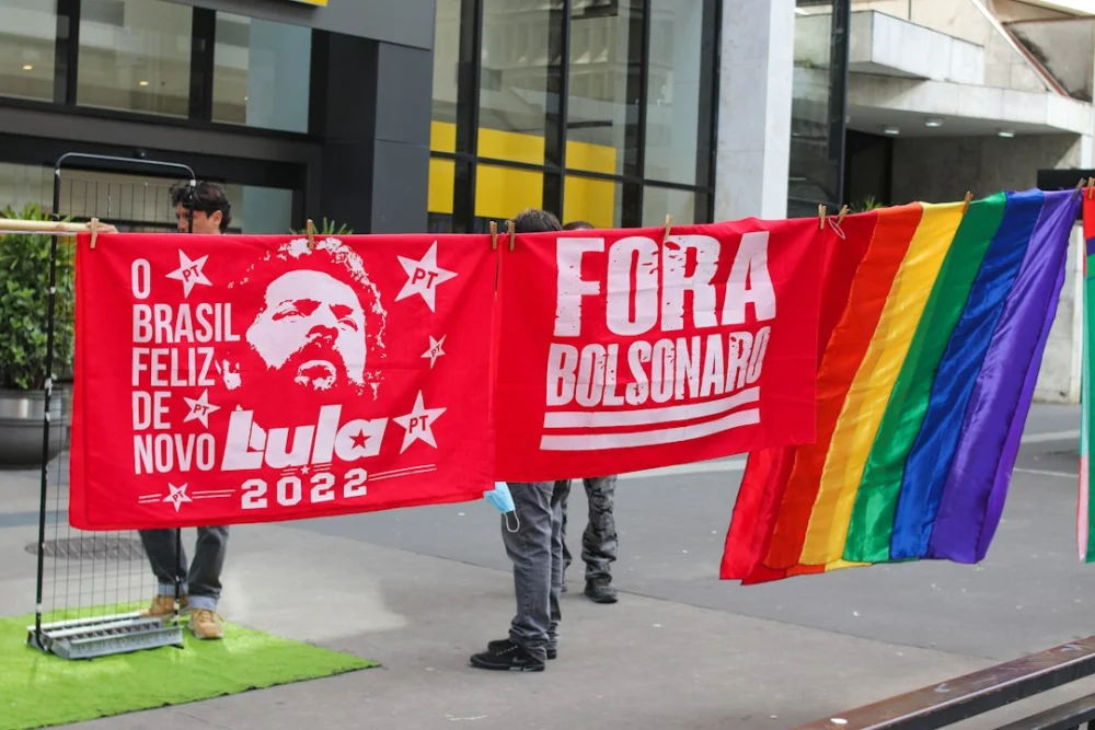 Lula e Flávio Bolsonaro fazem acordo para abrir sigilos bancários e telefônicos a três dias da eleição