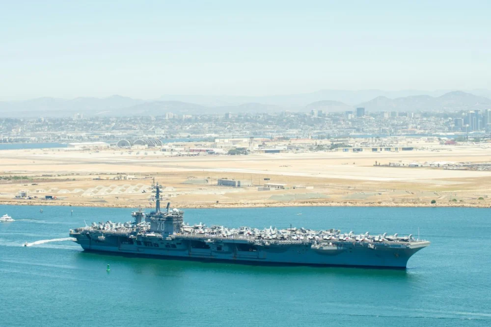 Marinha dos EUA testa drone que pousa sozinho em navios em movimento, mesmo sem sinal de GPS