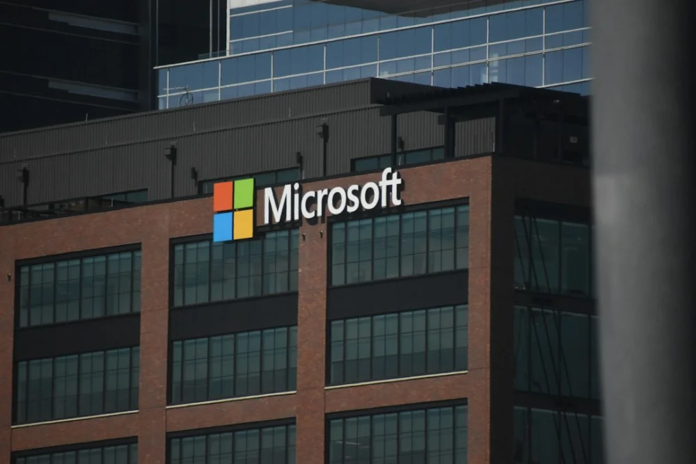 Microsoft anuncia programa de saída voluntária em meio a investimentos gigantescos em centros de dados