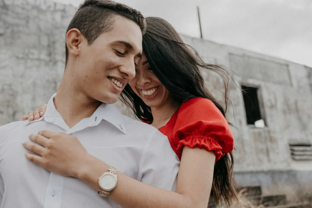 Mulheres dizem ser mais felizes que os homens, mas um estudo revelou uma contradição surpreendente