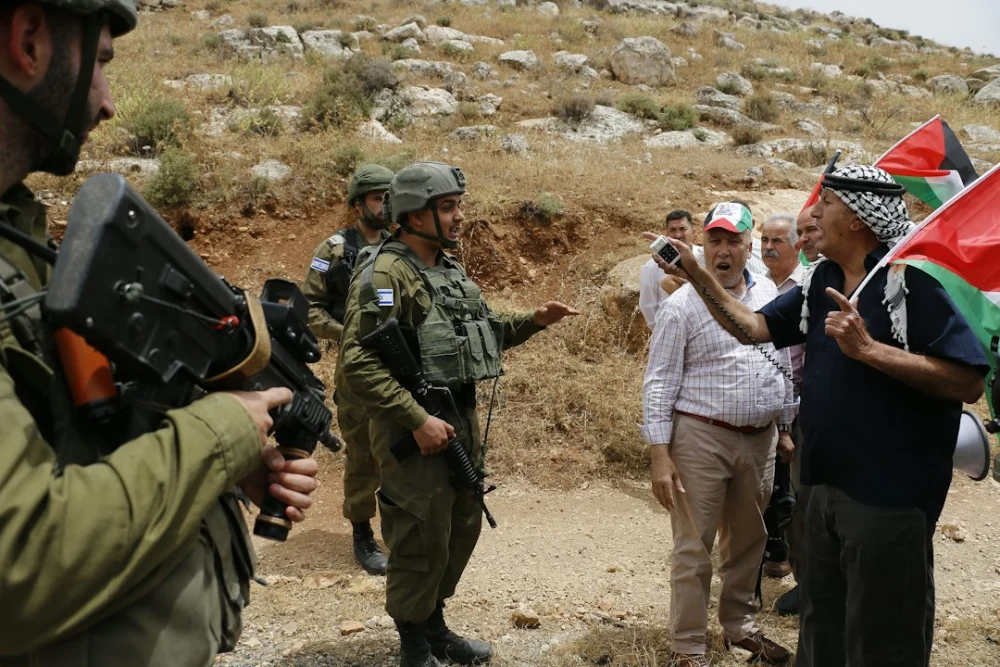 Netanyahu vence nas urnas, mas fica sem maioria para governar Israel