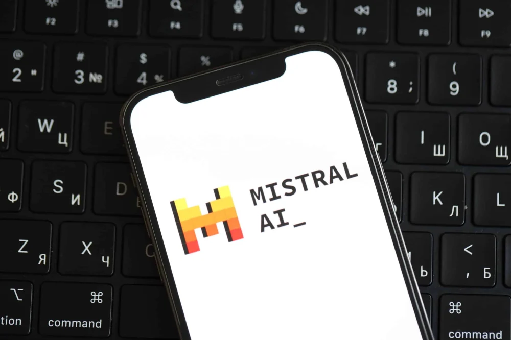 Nova IA aberta da Mistral promete reforçar defesa contra ataques cibernéticos