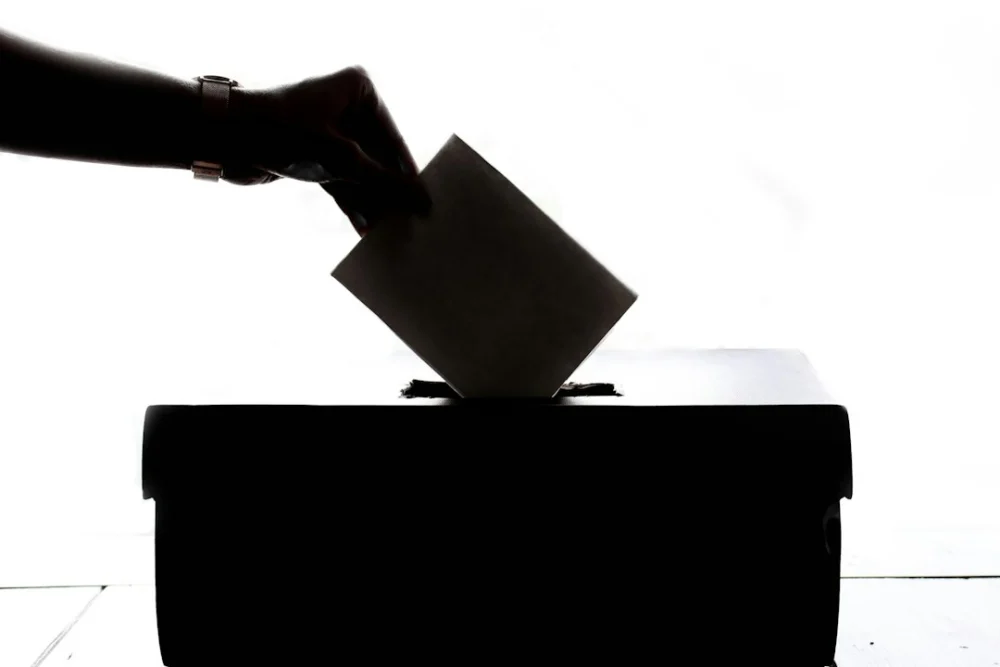 Nova pesquisa mostra Lula com 51% e Flávio Bolsonaro com 49% dos votos válidos no segundo turno