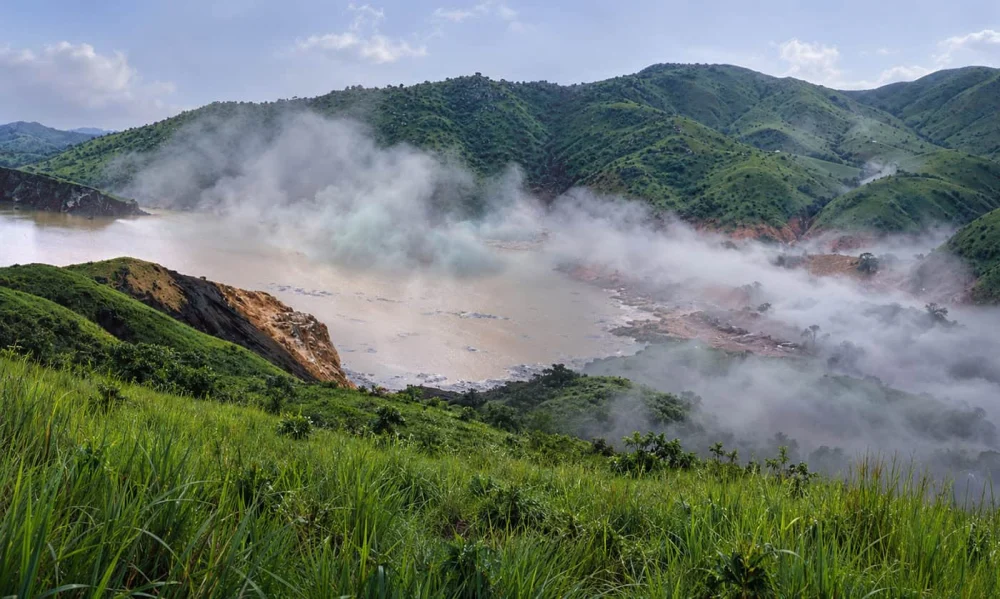 O dia em que o gás sufocante liberado do fundo de um lago matou mais de 1.700 pessoas 