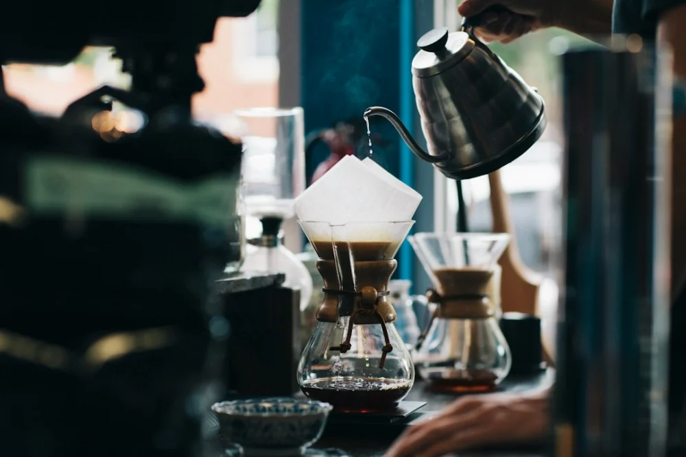 O jeito que você prepara o café muda muito mais do que o sabor — até o colesterol pode entrar na conta