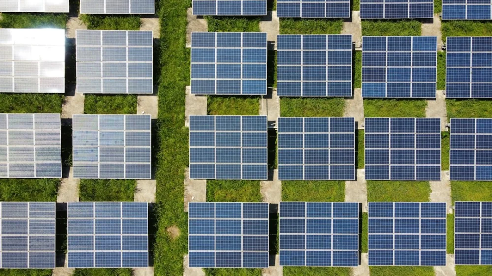 O projeto brasileiro que une reciclagem, energia solar e construção rápida em uma única casa
