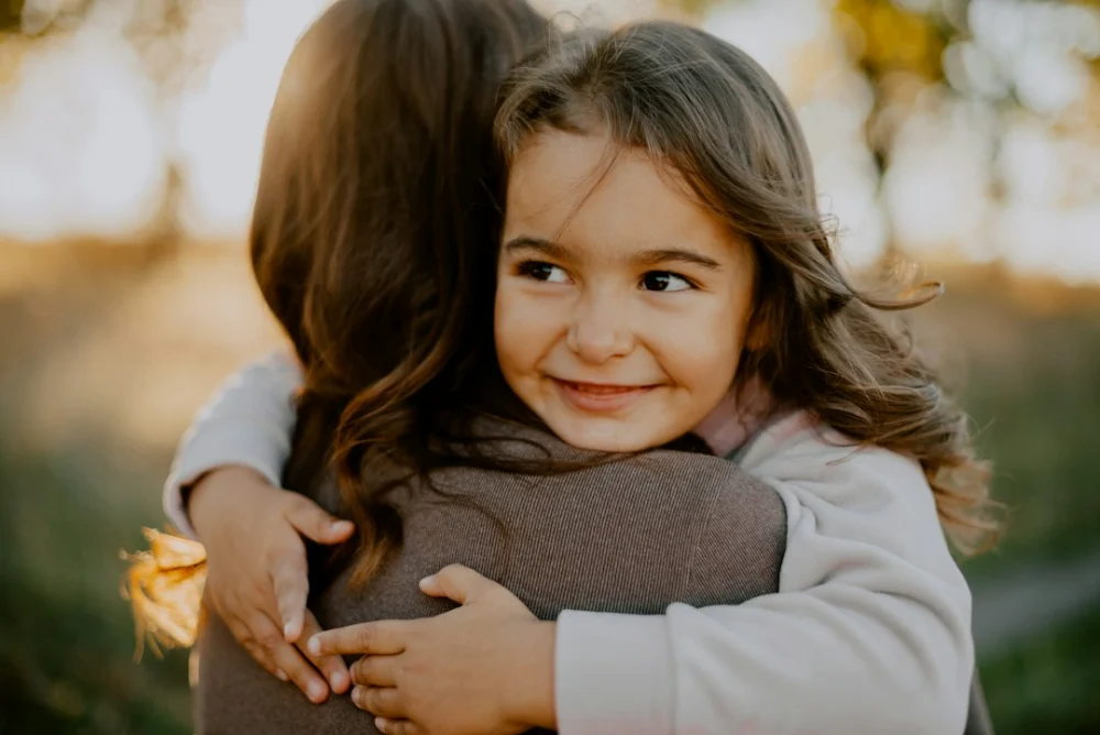 O que acontece com a felicidade dos pais quando os filhos saem de casa? Estudo com 43 mil pessoas surpreende