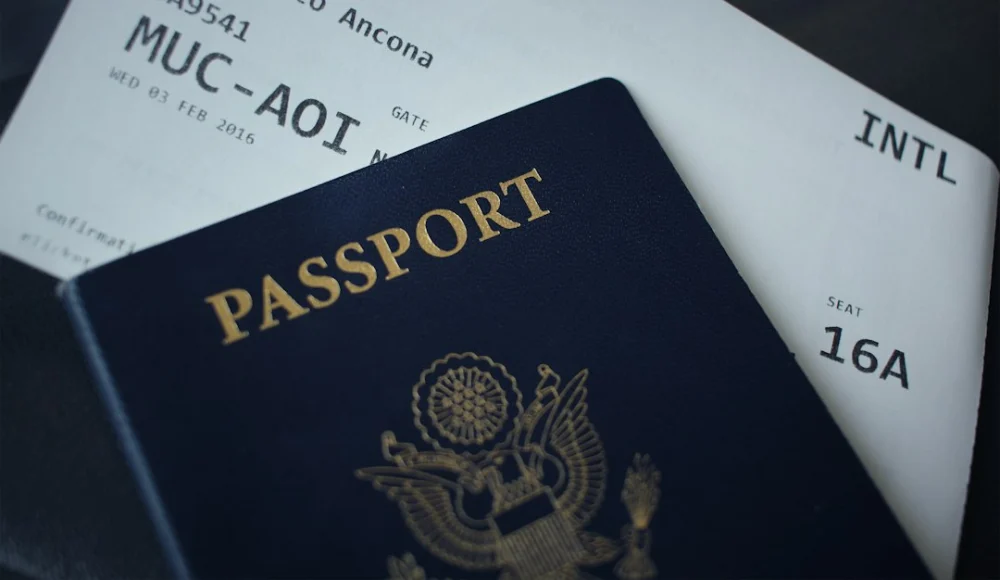 PF cancela passaportes de Flávio Bolsonaro em meio a investigações e suspeitas de saída do Brasil