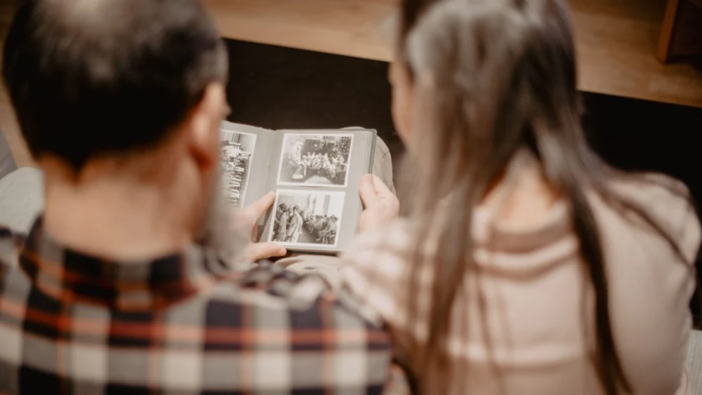 Pais usam ChatGPT para criar fotos escolares dos filhos