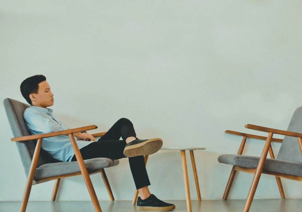 Passa o dia sentado? Este exercício simples pode aliviar a rigidez nas costas