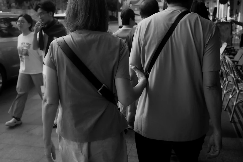 Pessoas que caminham com as mãos atrás das costas podem transmitir algo curioso, segundo a psicologia
