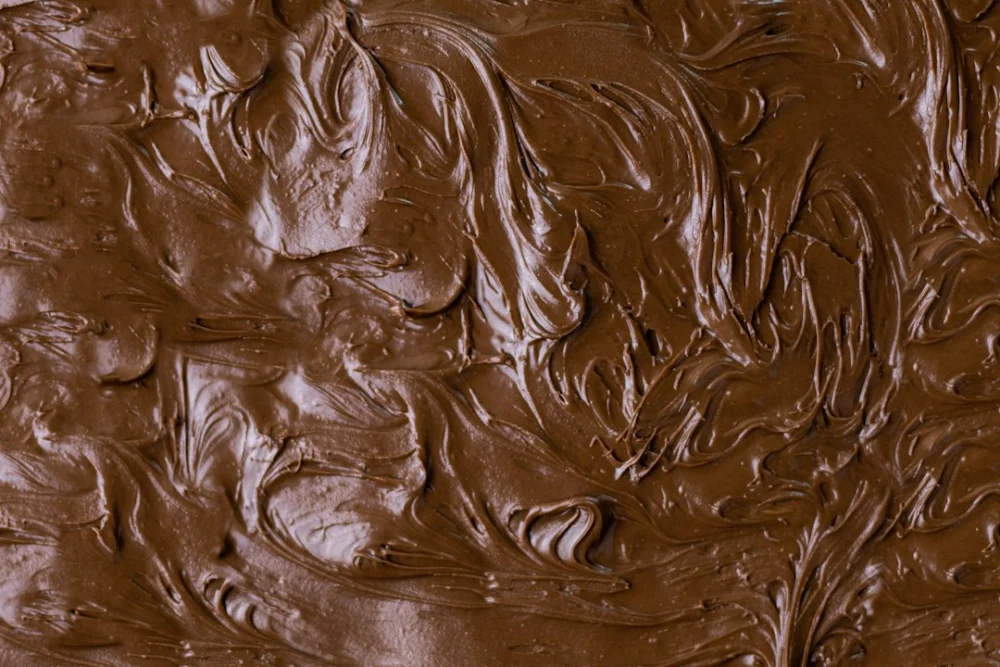 Por que chocolate e doces parecem mais irresistíveis quando o dia fica cinza? A resposta vai além do frio