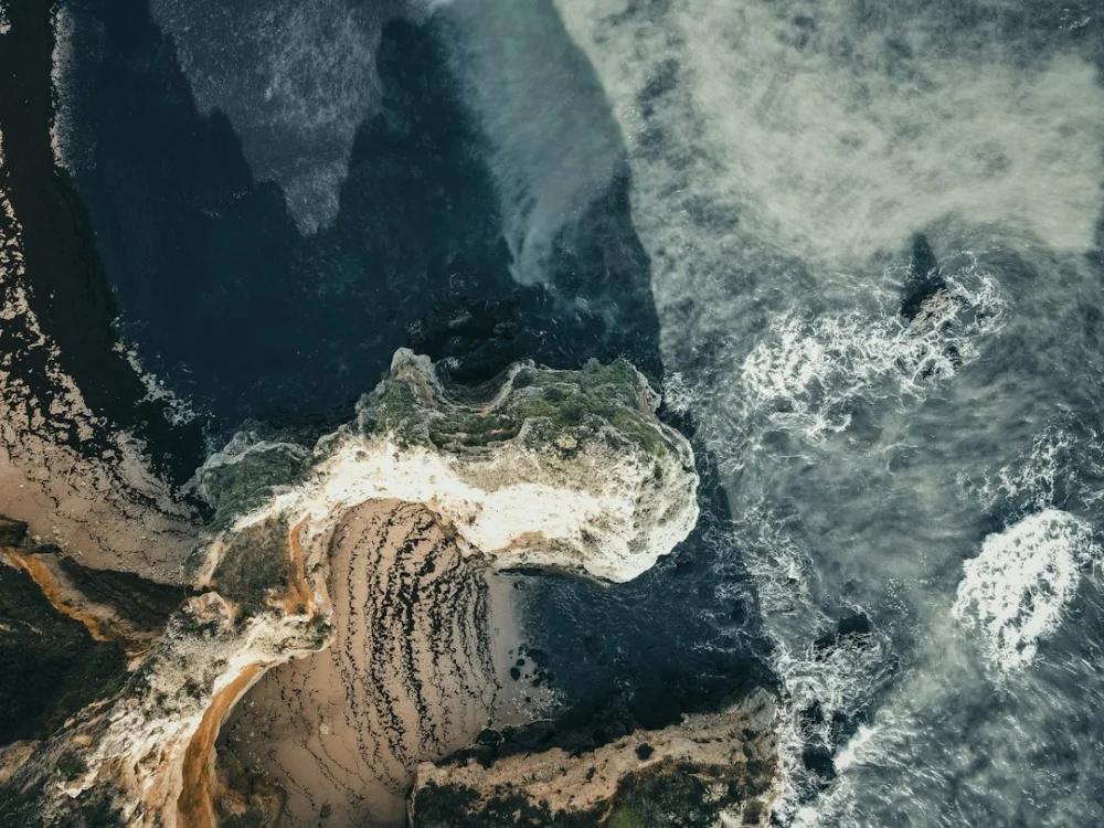 Por que lagos congelam primeiro na superfície? A resposta está dentro das moléculas de água