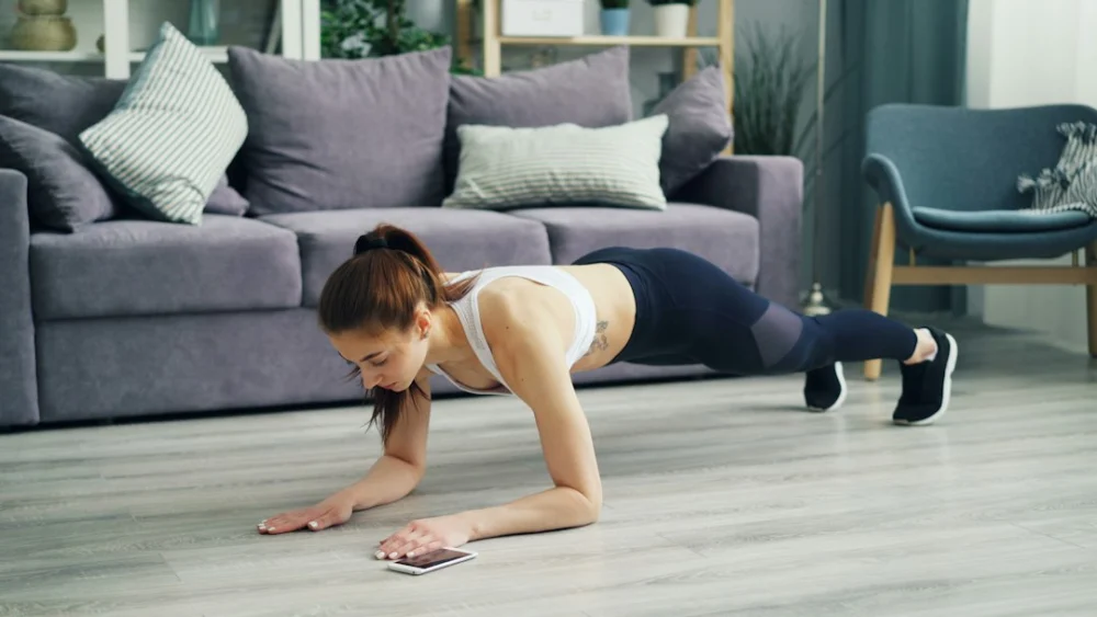 Prancha abdominal: 3 erros que podem prejudicar sua coluna e comprometer os resultados