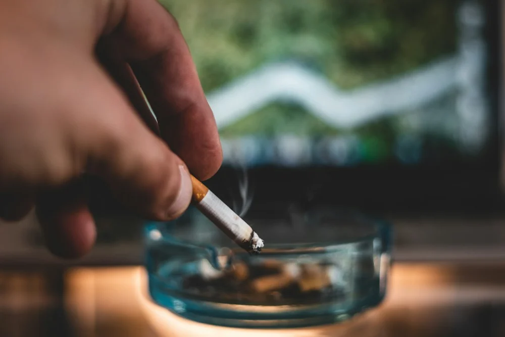 Quase metade dos jovens que usam vape diariamente consome altas doses de nicotina, revela estudo