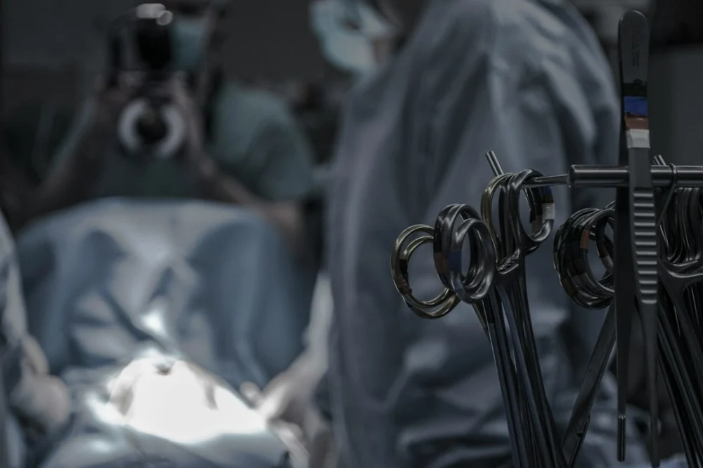 Robô consegue costurar um grão de milho e revela uma tecnologia que pode transformar a medicina