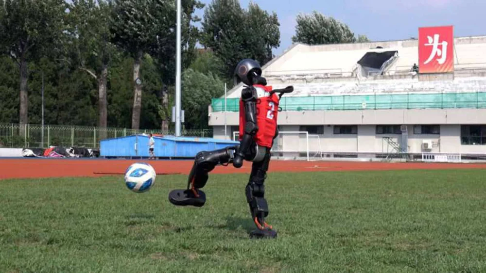 Robô humanoide acerta até 90% dos chutes ao gol em testes reais