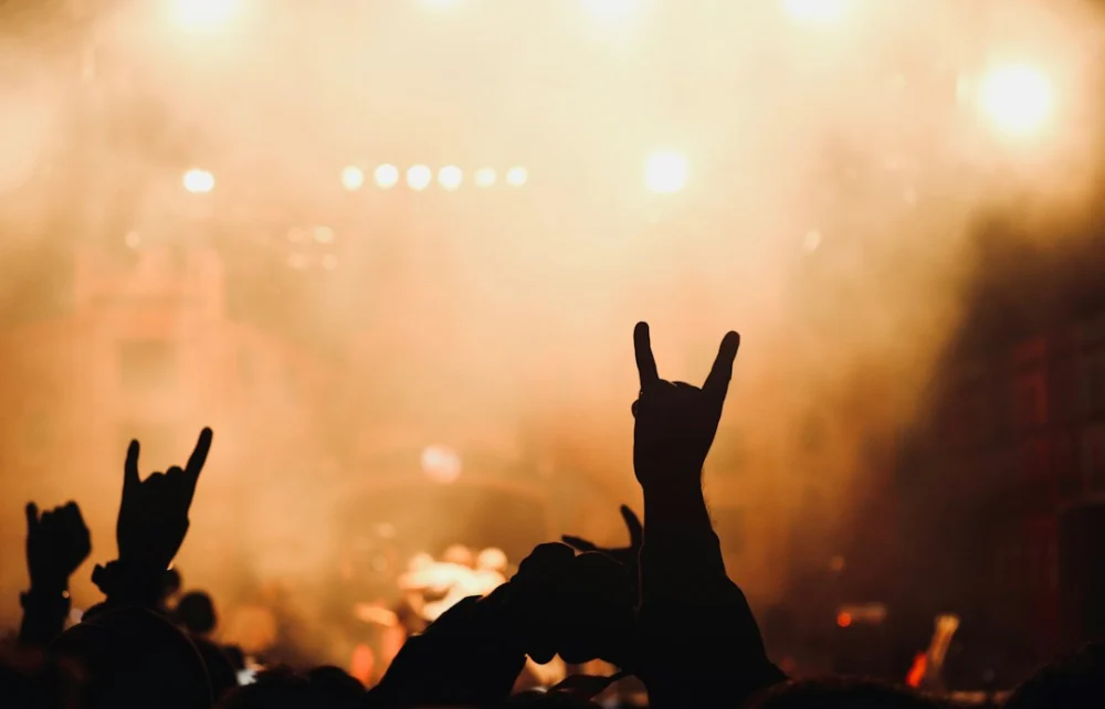 Rockstar revela estações de rádio de GTA 6 e confirma protagonistaspoderão ouvir podcast no fone