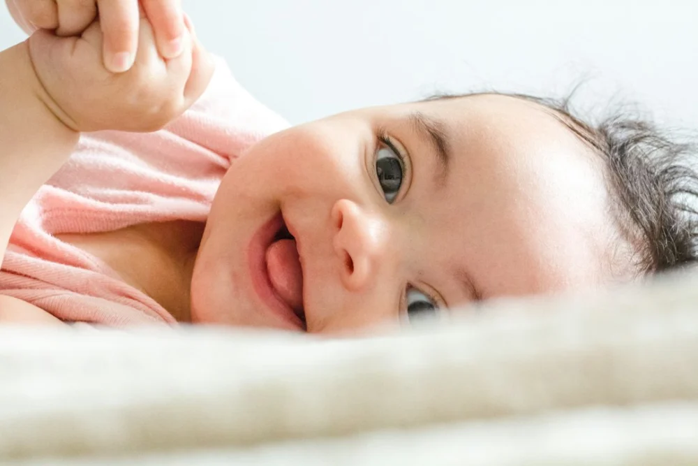 Seu bebê faz algo novo e imediatamente olha para você? Existe uma explicação interessante