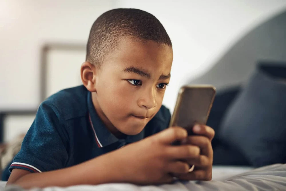 Seu filho não consegue largar o celular? ‘Design viciante’ está na mira da lei no Brasil