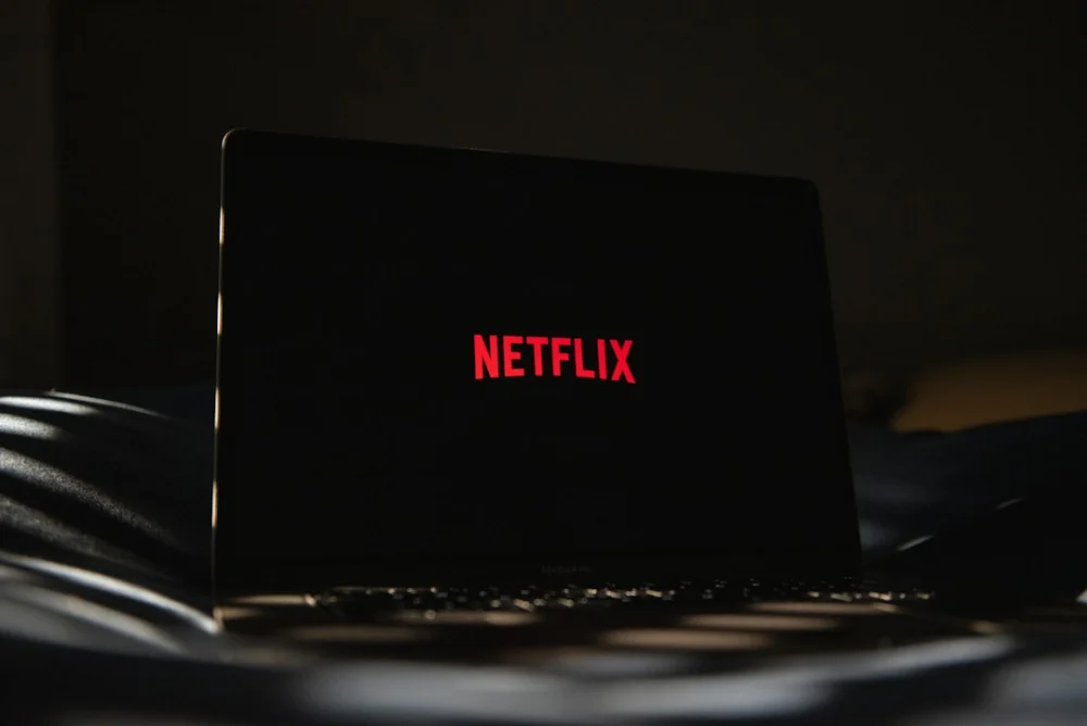 Três séries de suspense na Netflix para começar agora e esquecer que o relógio existe