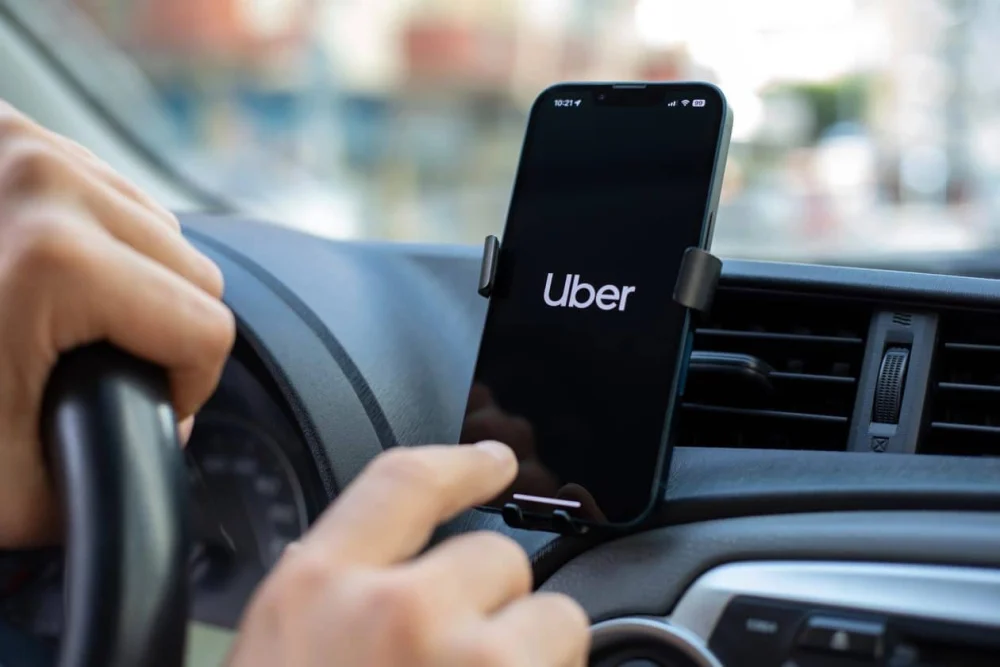 Uber lança recurso para facilitar embarque de idosos e PCDs