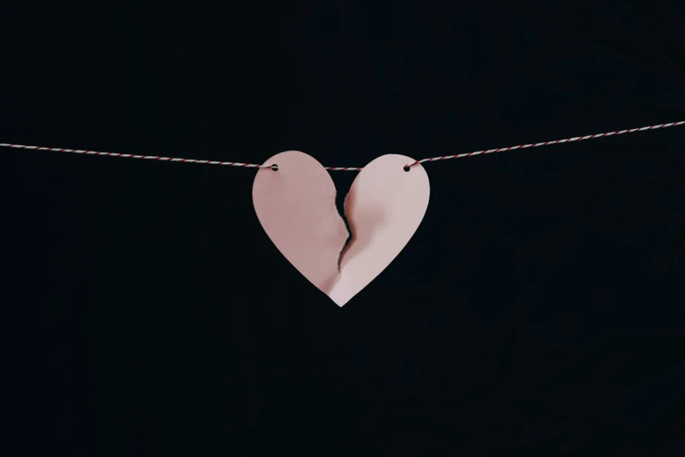 Um desgosto muito forte pode colocar o coração em perigo e a cardiologia explica o que acontece no organismo