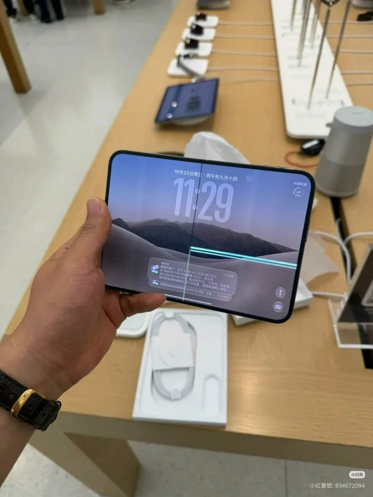Usuários relatam a mesmíssima rachadura na tela interna do iPhone Duo