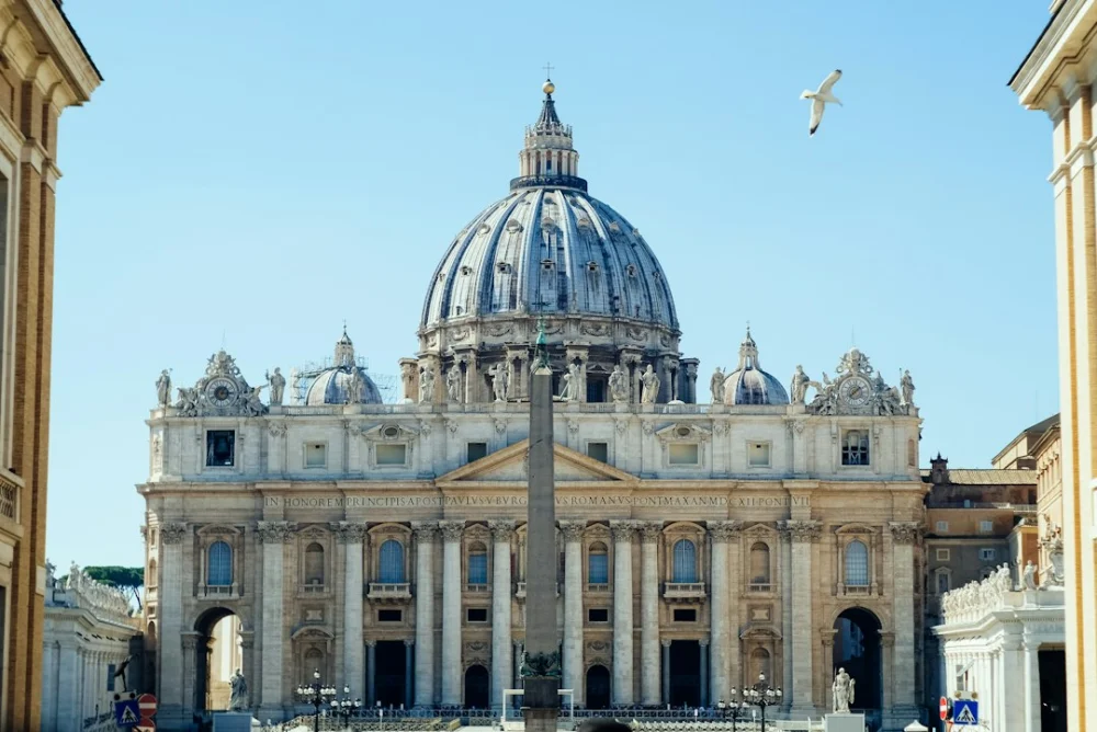 Vaticano divulga primeiras fotos de Leão XIV após cirurgia no pulmão