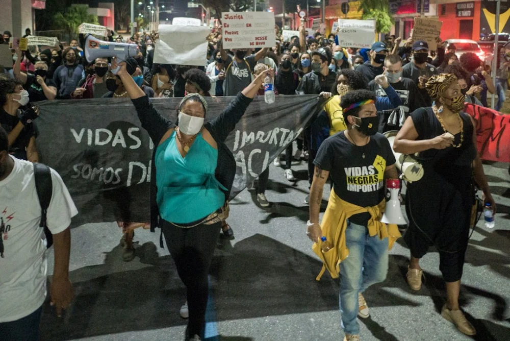 Vídeos criados por IA estão sendo apresentados como acontecimentos reais — uma investigação mostrou como eles circulam no X