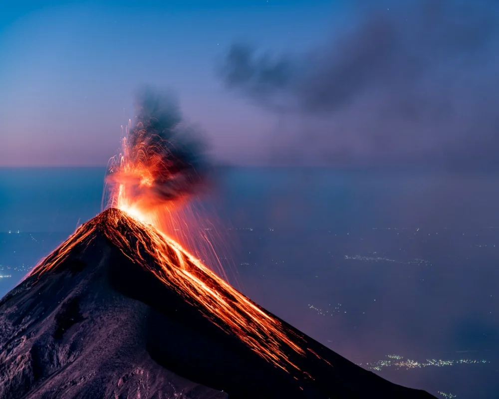 Vulcão adormecido há quase 500 anos desperta e NASA registra imagens impressionantes
